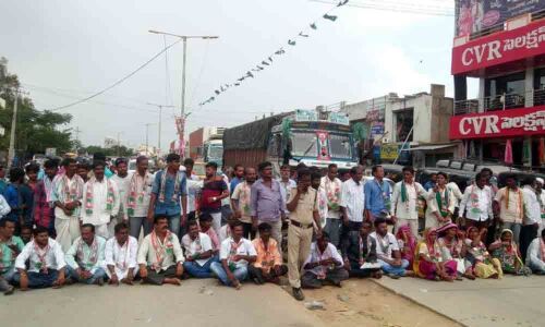 Farmers stage rasta roko against urea shortage in Kamareddy