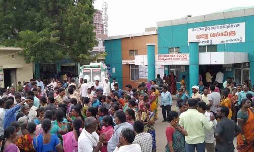 Woman found dead, relatives stage dharna in Kamareddy