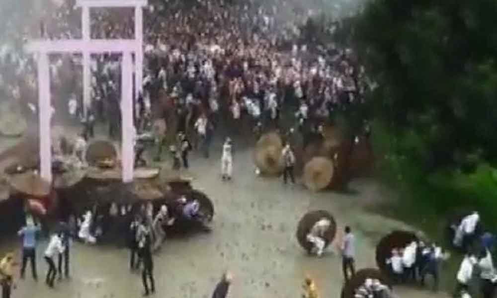 400 injured during traditional stone-pelting festival