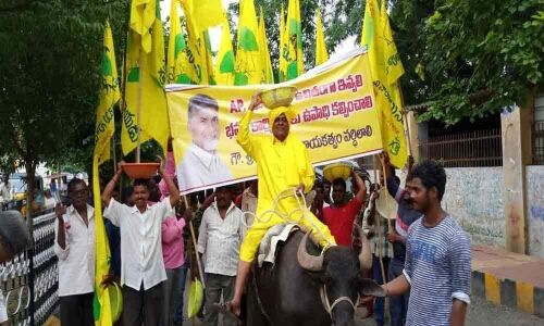 Unique protest staged seeking free sand supply in Kurnool