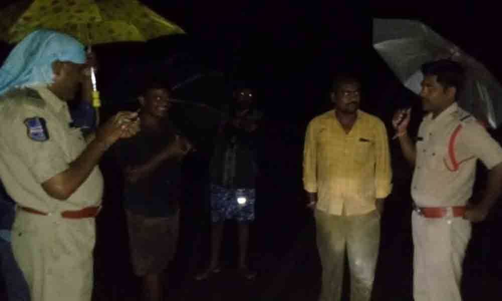 Kamareddy: Police rescue 2 persons stranded in stream