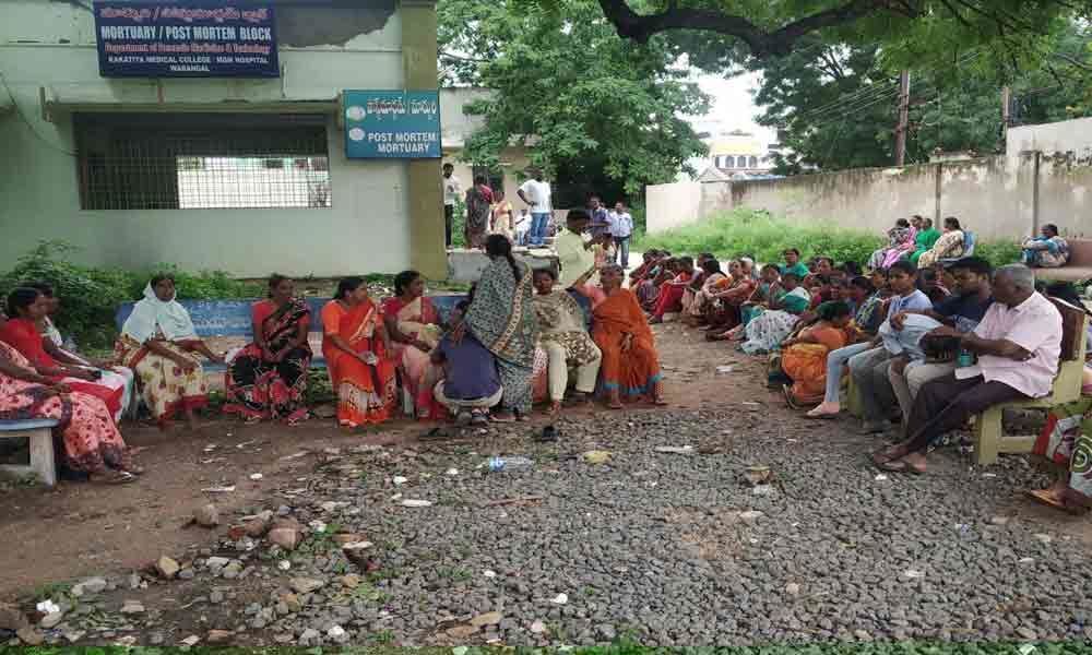 Stay in queue even in death in Warangal