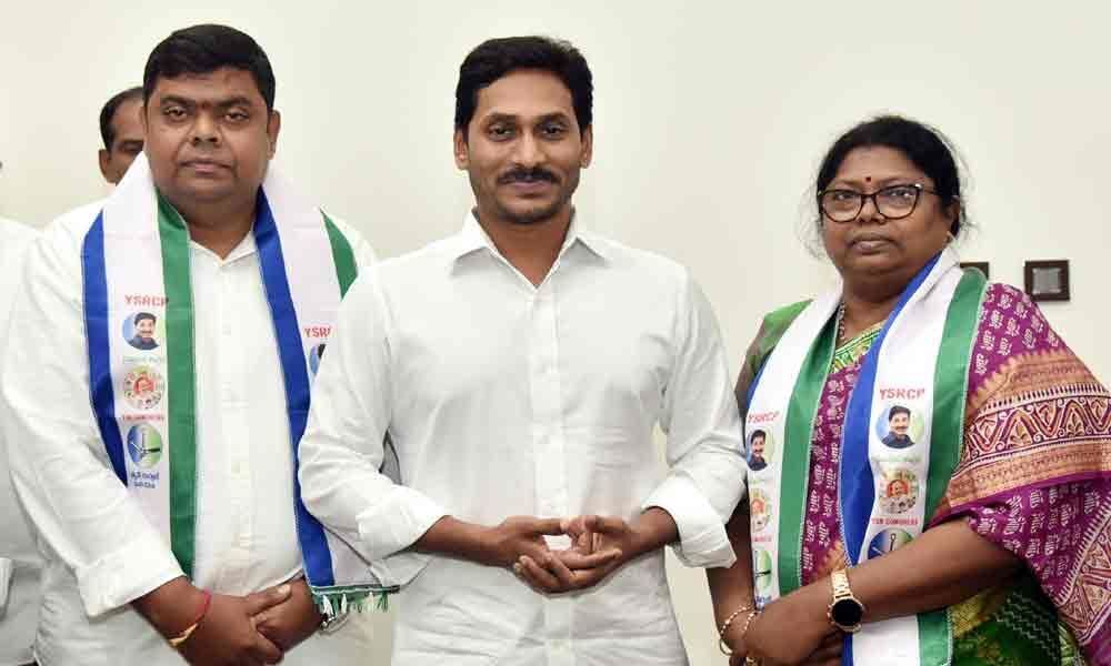 TDP leader Adari Anand joins YSRCP