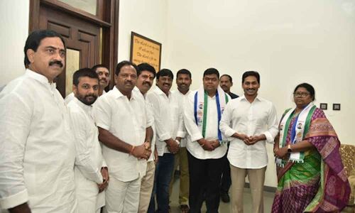 TDP leaders join YSRCP in Guntur