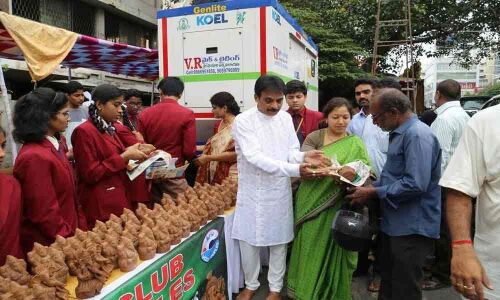 Festival demand triggers rise in flower, fruit prices