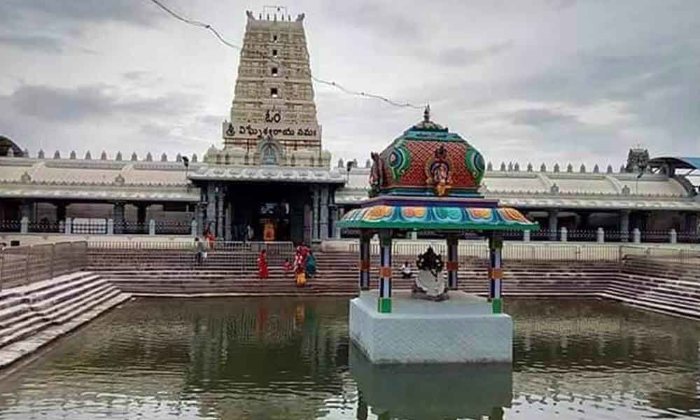 Devotees express anger on officials, police at Kanipakam temple