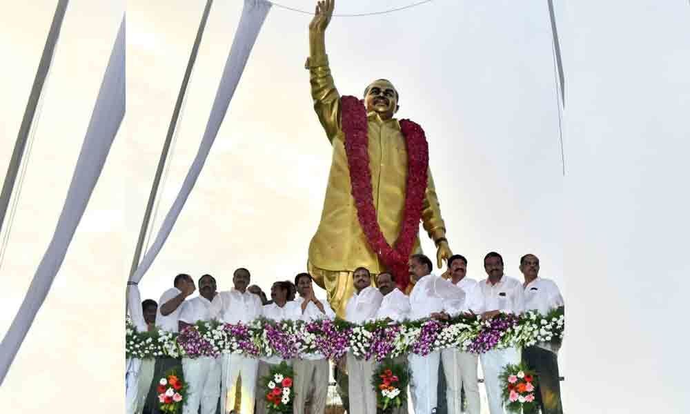 Vijayawada: Statue of YSR unveiled