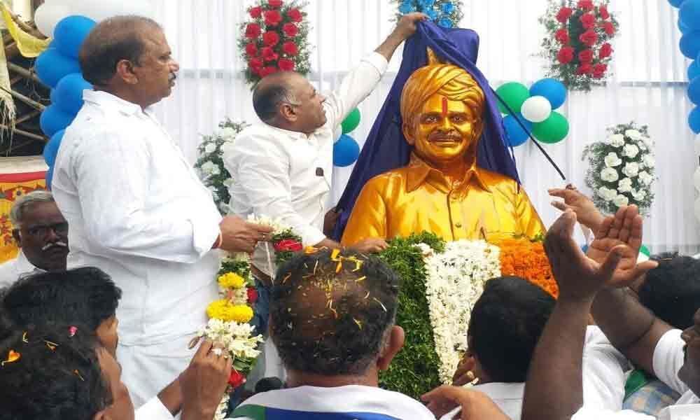 Rich tributes paid to YSR, statue unveiled in Vijayawada