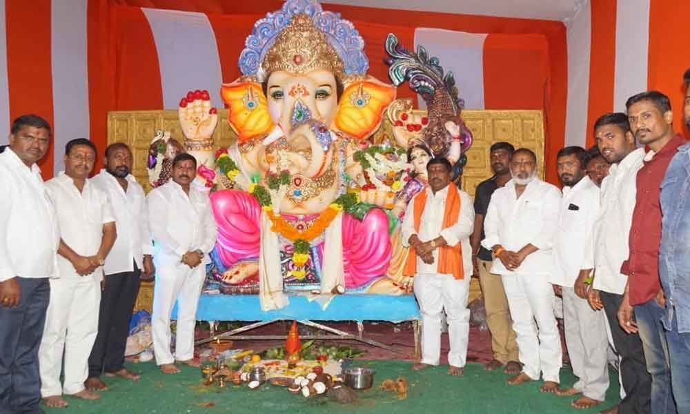 MLA Gudem Mahipal Reddy visits Ganesh pandals