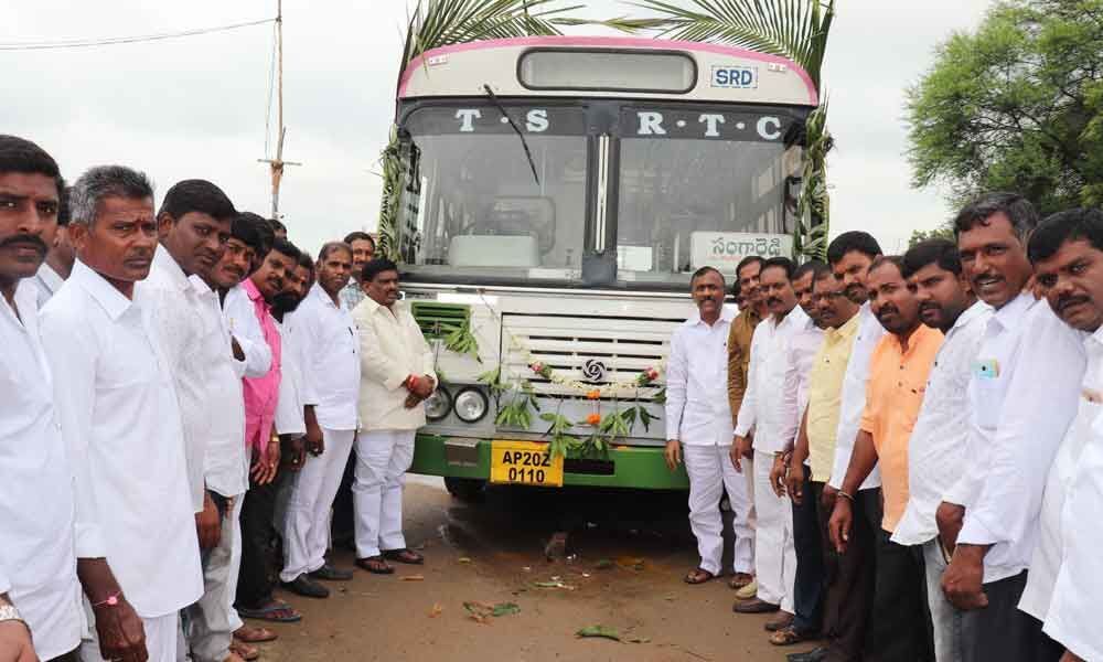 MLA Gudem Mahipal Reddy flags off new bus