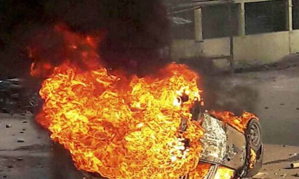 Unknown persons set fire to parked vehicles