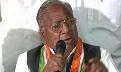 No basic facilities at govt hospitals: V Hanumanth Rao