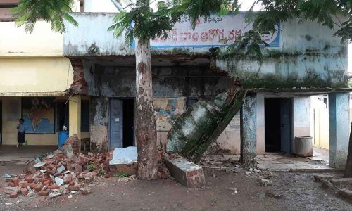 School sunshade falls off on holiday