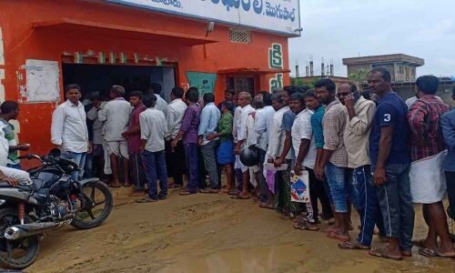 Urea problem plaguing Nizamabad, Kamareddy farmers