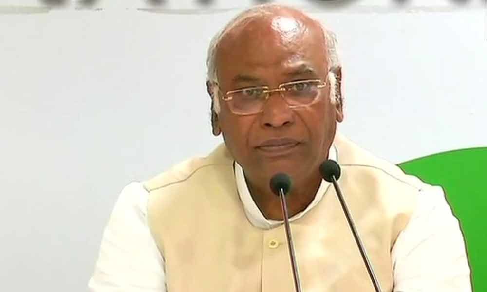 Cente harassing Shivakumar to demoralise him and his supporters: Mallikarjun Kharge