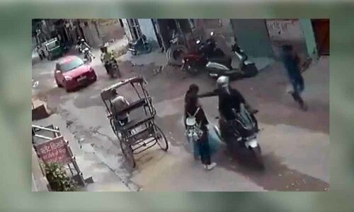 Watch: Mother-daughter catch, beat up 2 chain snatchers in Delhi