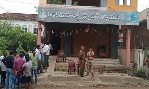 Jewellery shop burgled.500 grams gold jewellery stolen at Prathipadu in East Godavari