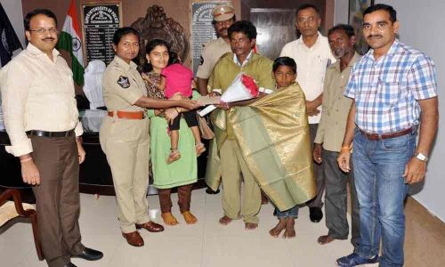 SP pats honest auto driver in Vizianagaram