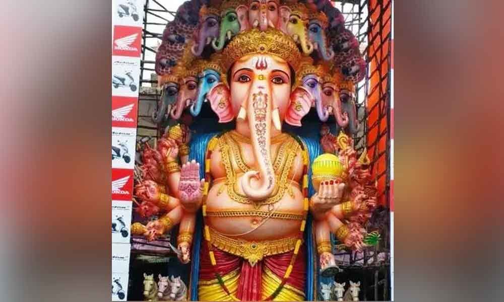 Hyderabad: Vehicles stranded about 1 km as devotees throng to Khairatabad Ganesh