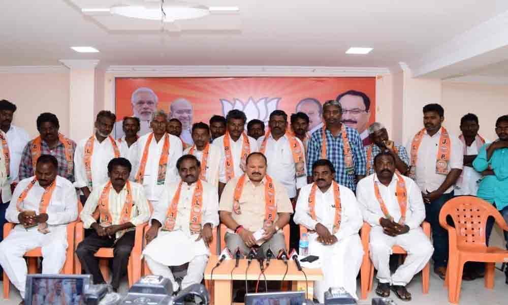 Kanna criticises YSRCP govt for repeating mistakes of TDP