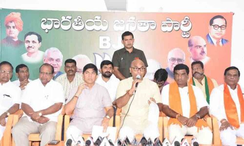 Ex-MP Kavitha causing urea shortage: MP Arvind