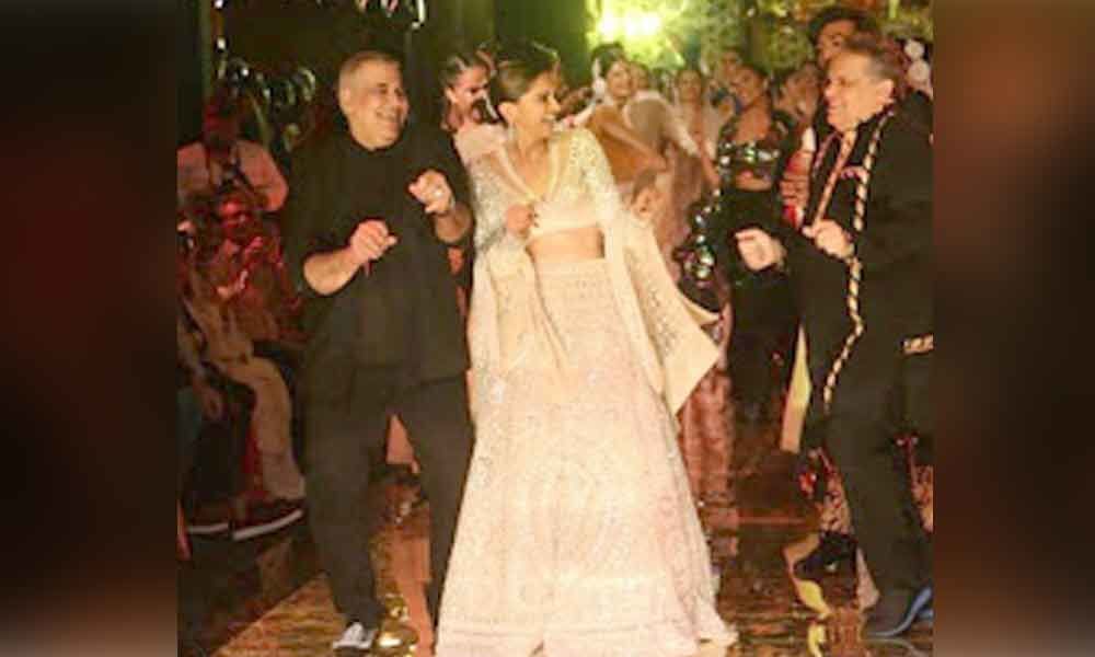 Deepika Padukone proves it again by breaking into an impromptu dance at Abu Jani & sandeep Khosla show