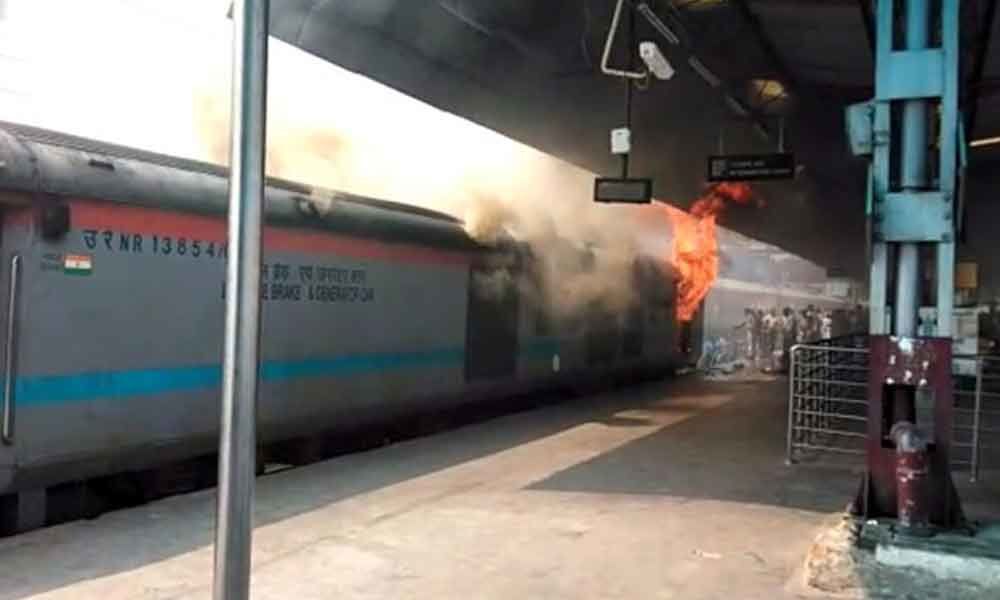 New Delhi Railway Station: Train compartment catches fire, no casualties reported