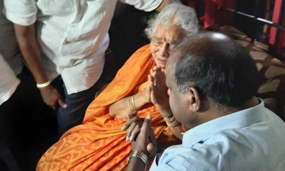 HD Kumaraswamy meets mother of arrested Congress leader Shivakumar