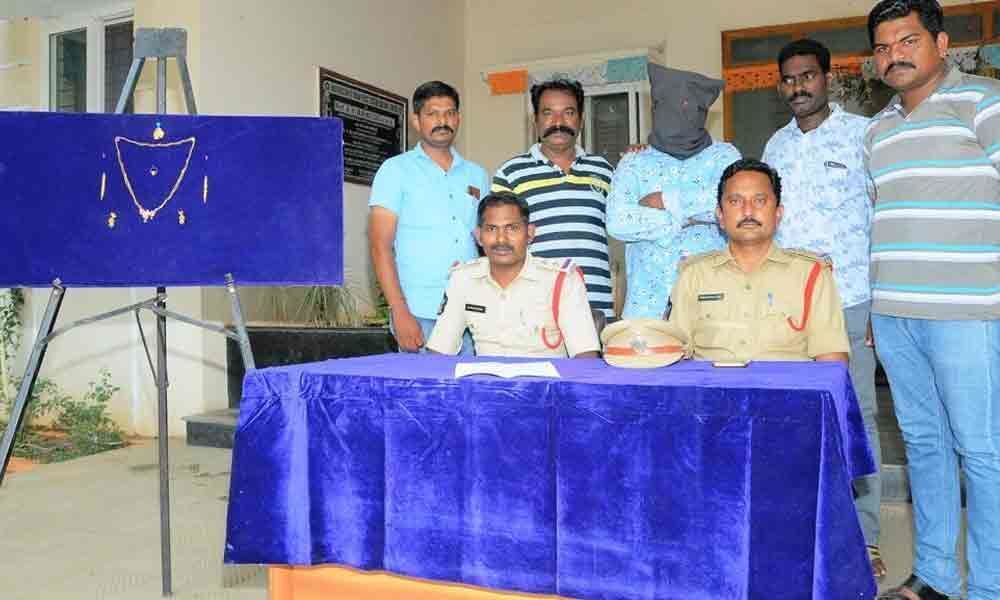 1 held, gold worth 2.5 lakh recovered