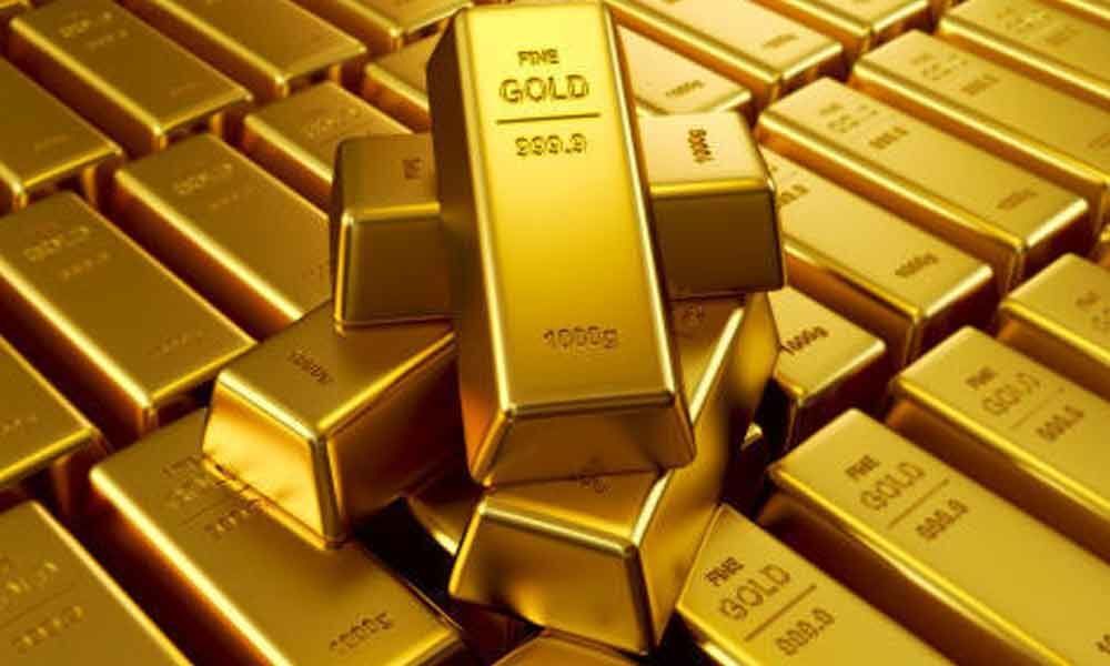 Gold prices fall Rs 372 on weak demand