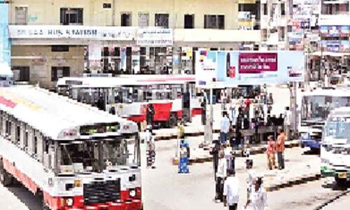 Traffic police acts blind to RTC drivers flouting norms