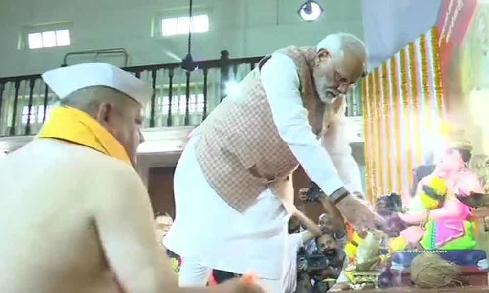 PM Modi prays to Lord Ganesh at Lokmanya Seva Sangh