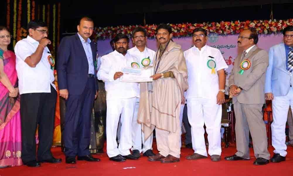 Palamuru University registrar receives Best Teacher Award