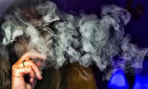 US health officials report new vaping deaths, repeat warning
