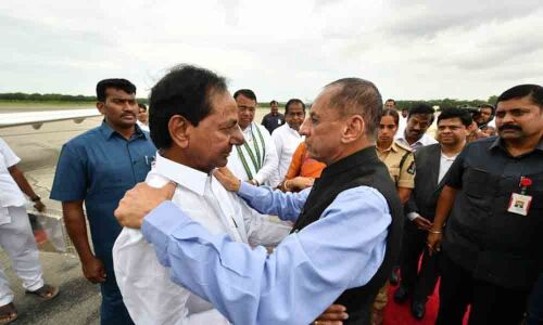 Hyderabad: KCR, ESL Narasimhan get emotional at farewell