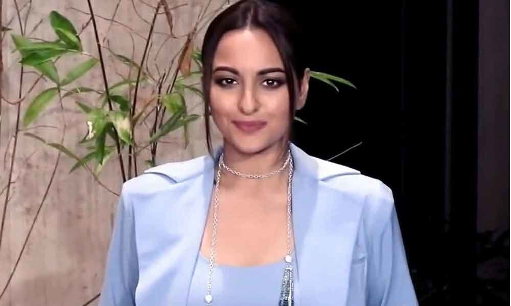 Sonakshi keeps negativity at bay