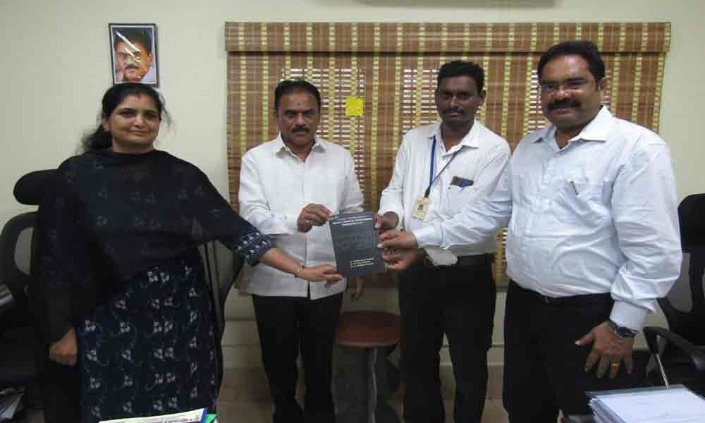 Rudra publishes SACET Prof Vanamas book in Chirala