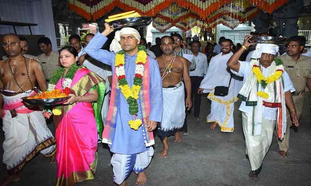 TTD EO presents silk vasthrams to Kanipakam Vinayaka Swamy in Kanipakam