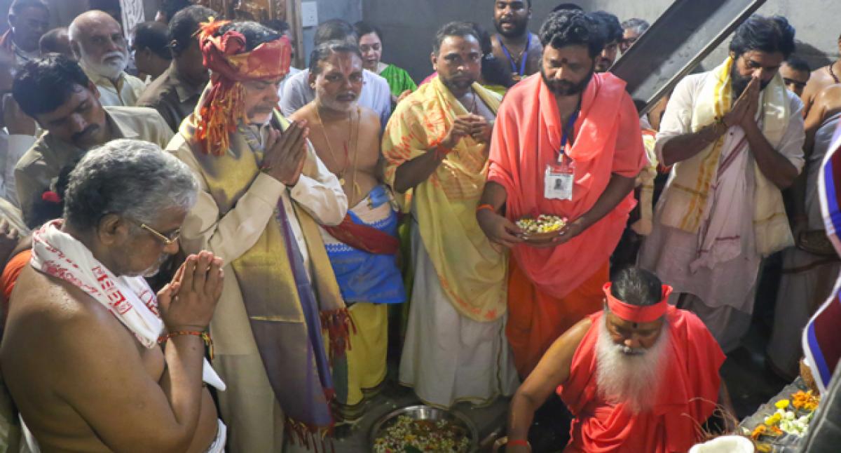 Chandrababu Naidu, Pawan Kalyan meet at idol ritual