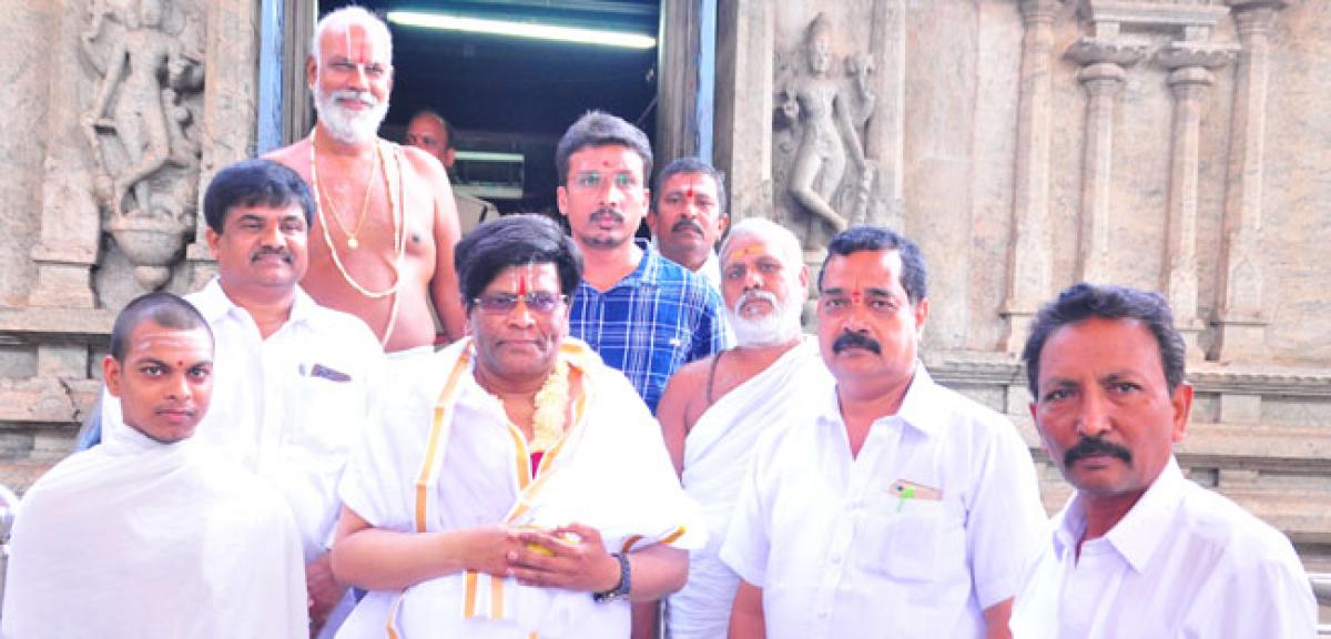 Election observer prays at Rama temple