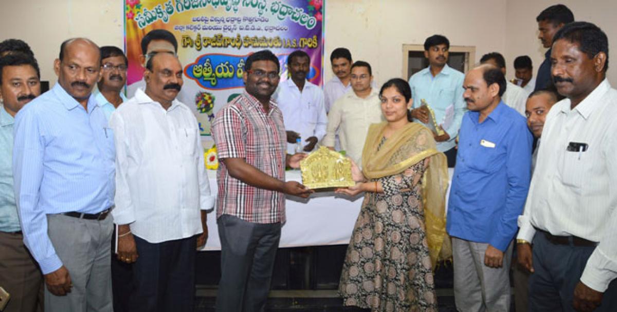 Officials felicitate outgoing Collector Hanumanthu