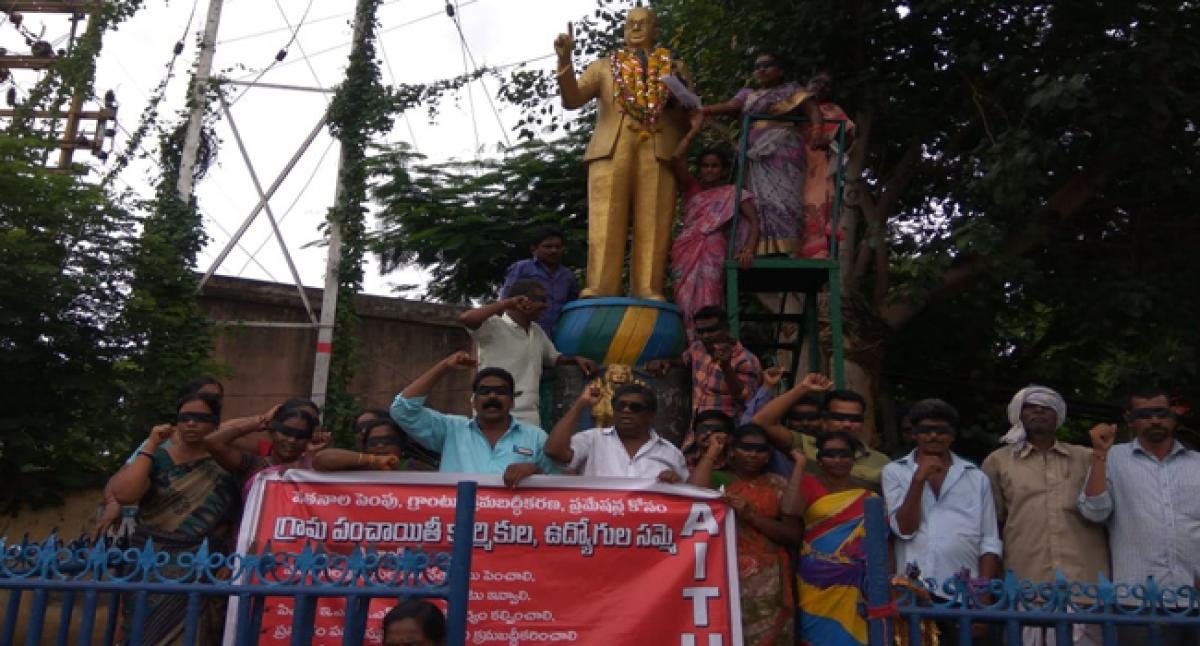 Panchayat sanitation workers intensify strike