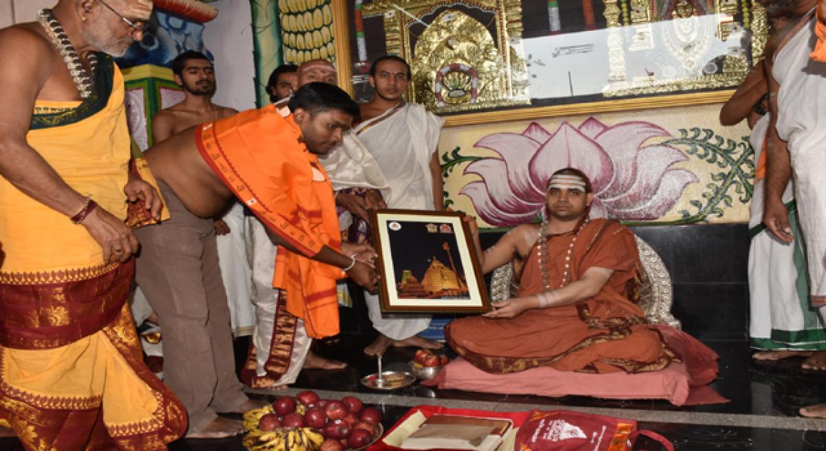 Sankaracharya of Sharada Peet visits Srisailam temple