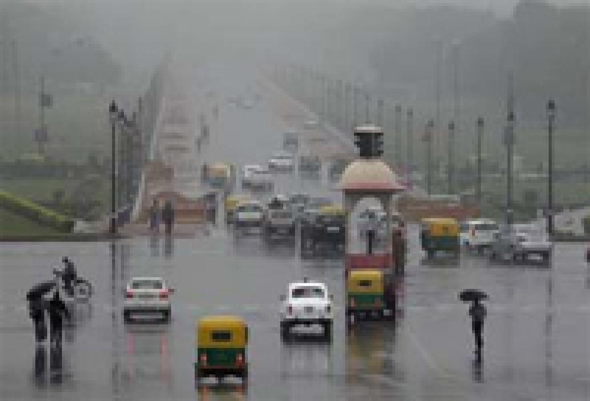 Overcast Sunday morning in Delhi, rain likely