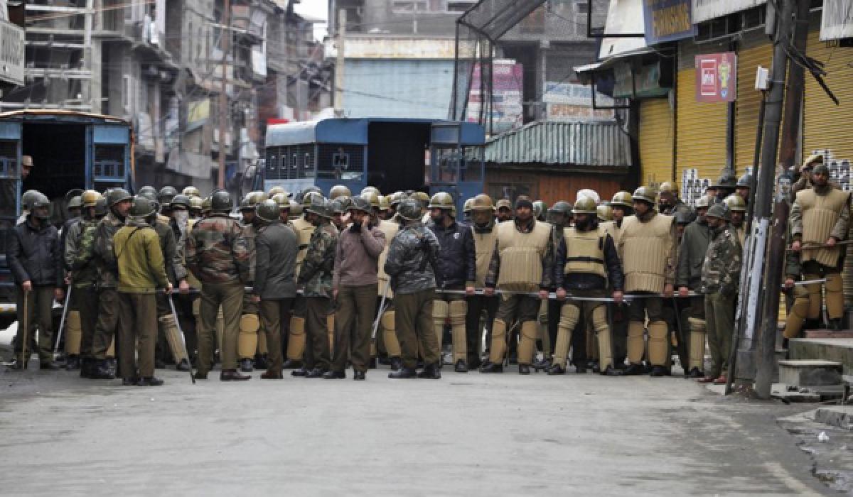 10 security personnel injured during I-Day celebrations in Kashmir 