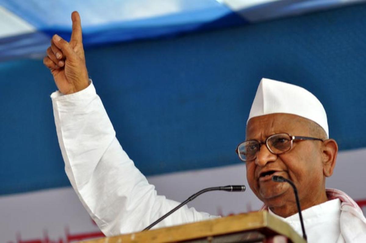 Anna Hazare backs Maharashtra farmers strike