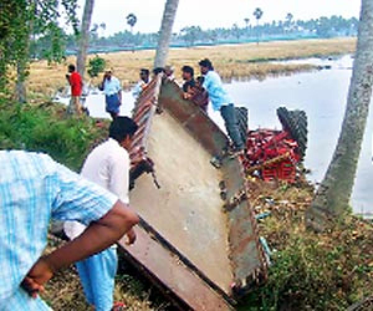 1 dead, 9 injured as tractor overturns