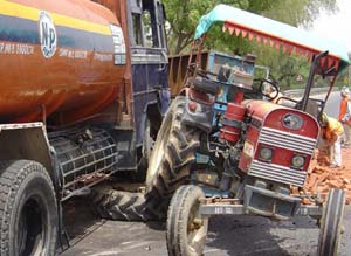 Lorry collides with bullock cart, kills three near Eluru