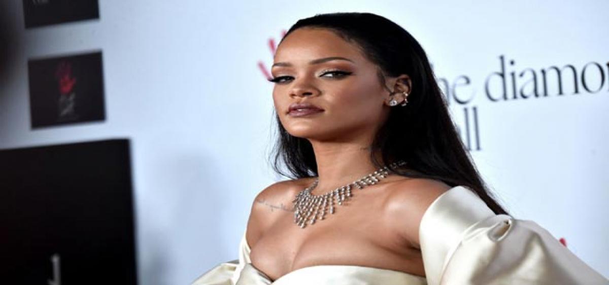 Rihanna, Banks fight online