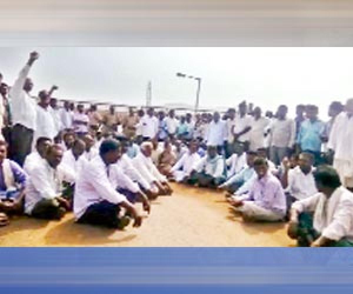 Farmers try to storm Pulichintala project